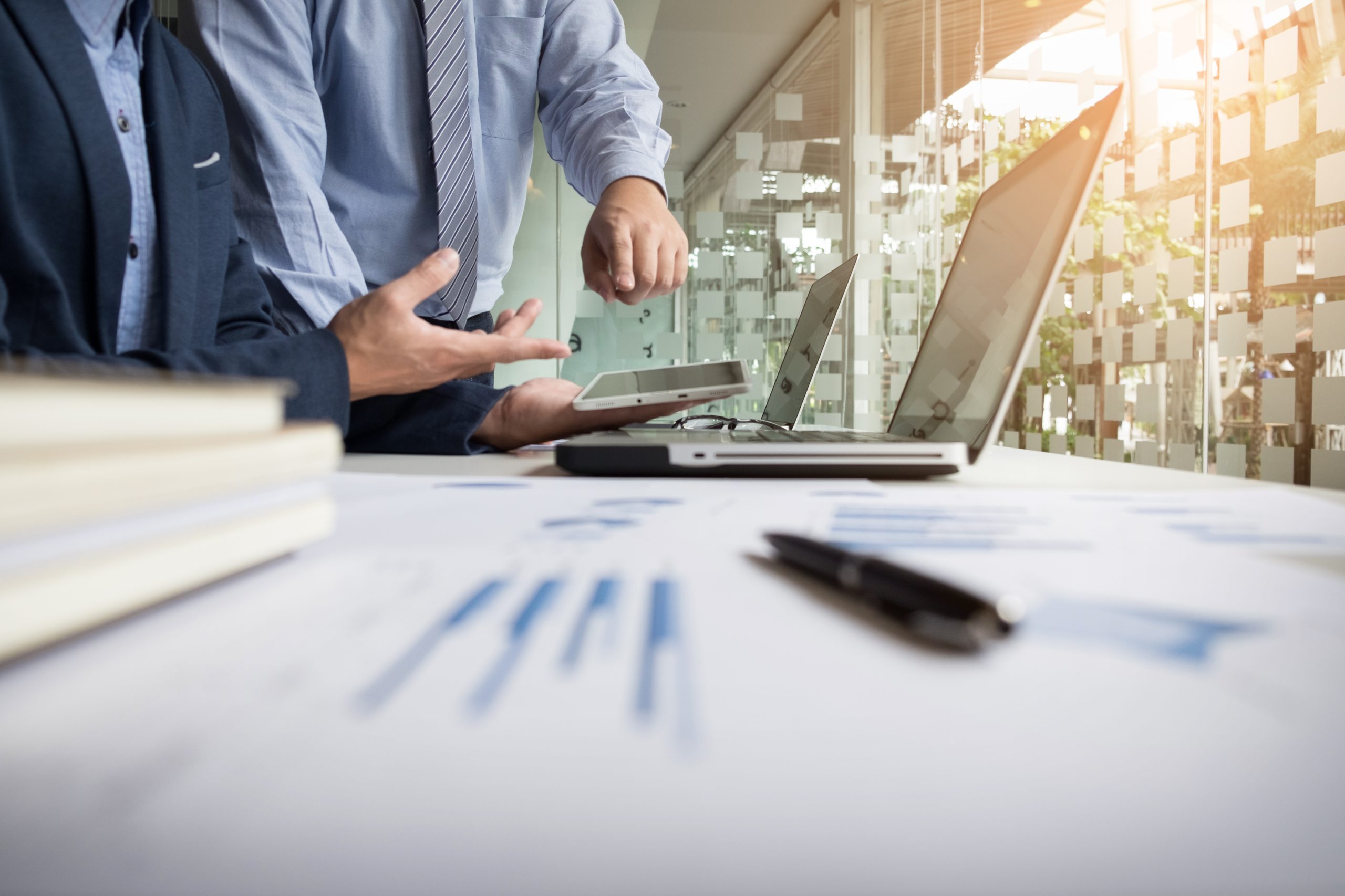 asesor comercial analizando cifras financieras que denotan el progreso en el trabajo de la empresa