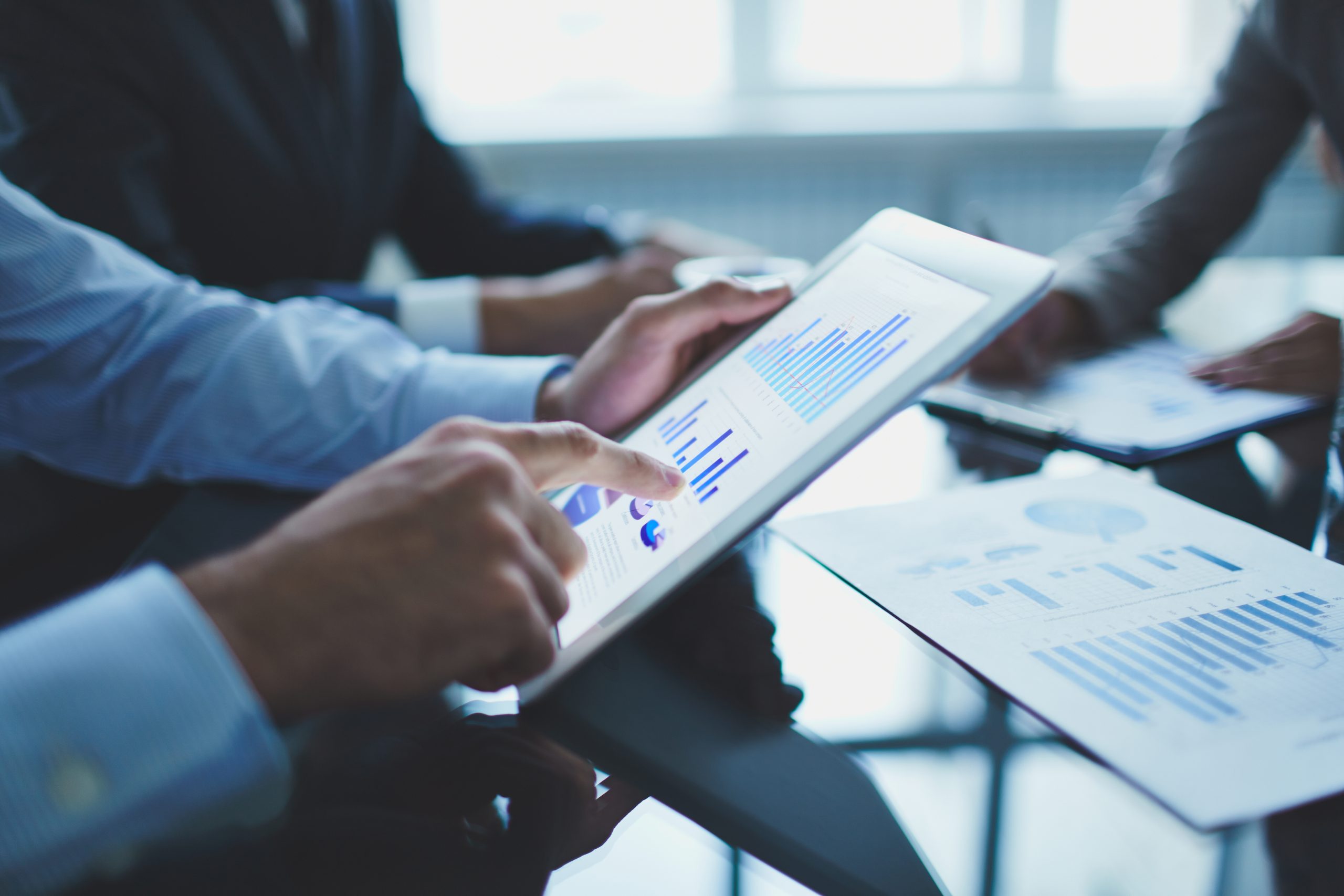 primer plano de hombre de negocios con tableta digital